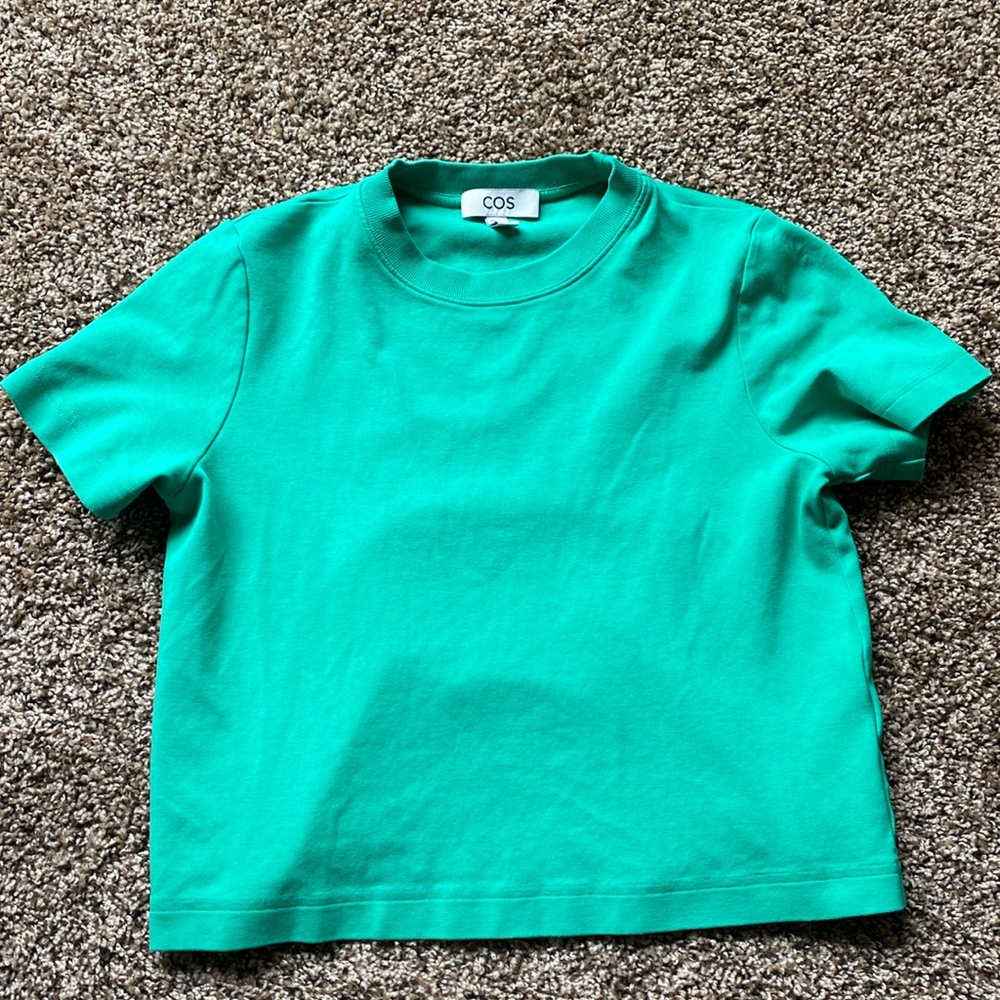 COS CLEAN CUT TSHIRT IN GREEN SIZE SMALL